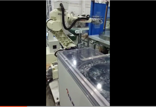 代替人工的机械手应用：机器人应用立式注塑机镶五金件